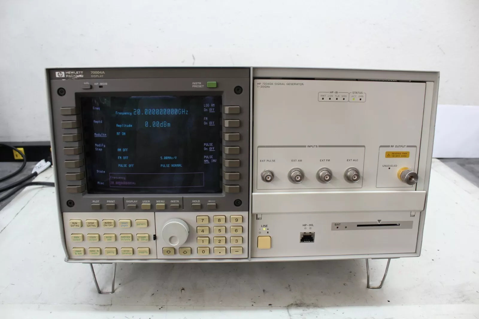 HP 70340A Signal Generator and HP 7000A Display 1-20 GHz with Cert Option 1