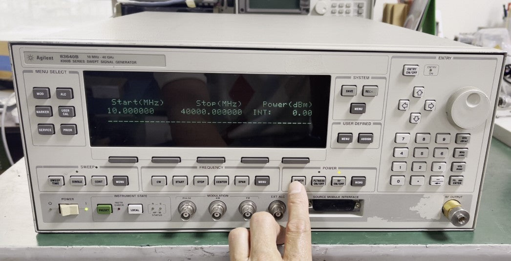 HP Agilent 83640B 10MHz-40GHz Synthesized Sweep Signal Generator w/ opt.00 _0997