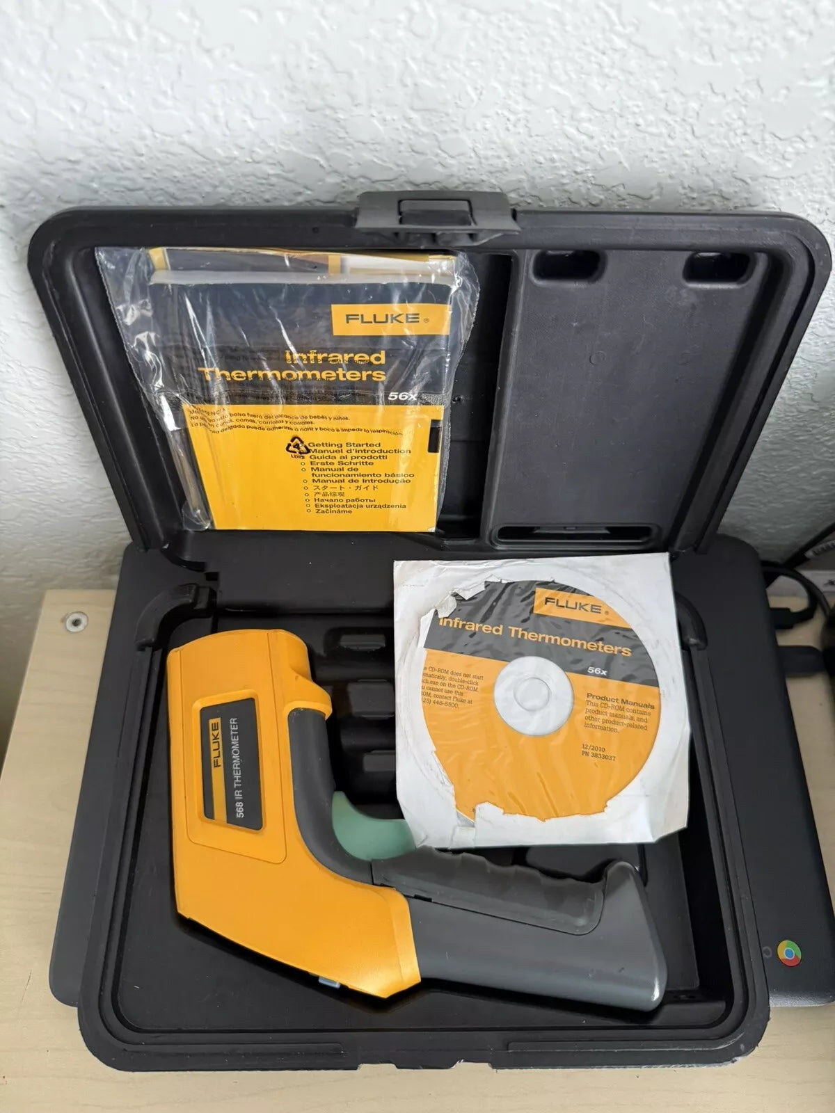 Fluke 568 IR Thermometer with Case and Manual