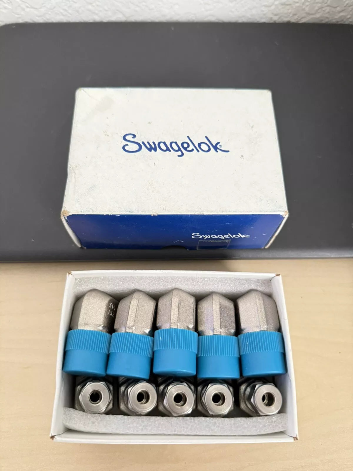 Swagelok Elbow Connector Fitting 1/4 Tube x 1/2 Male NPT SS-400-2-8