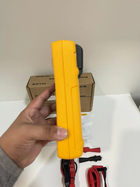 FLUKE 724 Temperature Calibrator Meter - Accurate and Reliable Calibration Tool