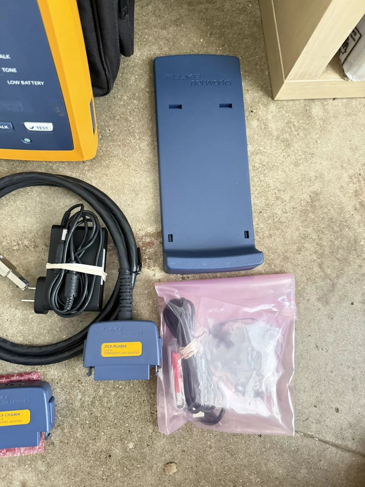 FLUKE Networks DSX-8000 Cable Certifier Tester Kit (Calibrated 2022)