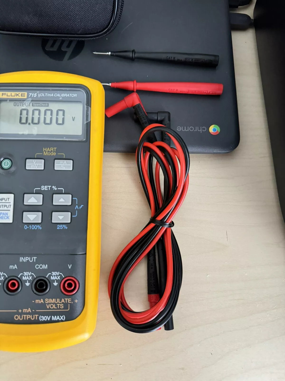 FLUKE 715 Volt/mA Calibrator with Accessories - Tested