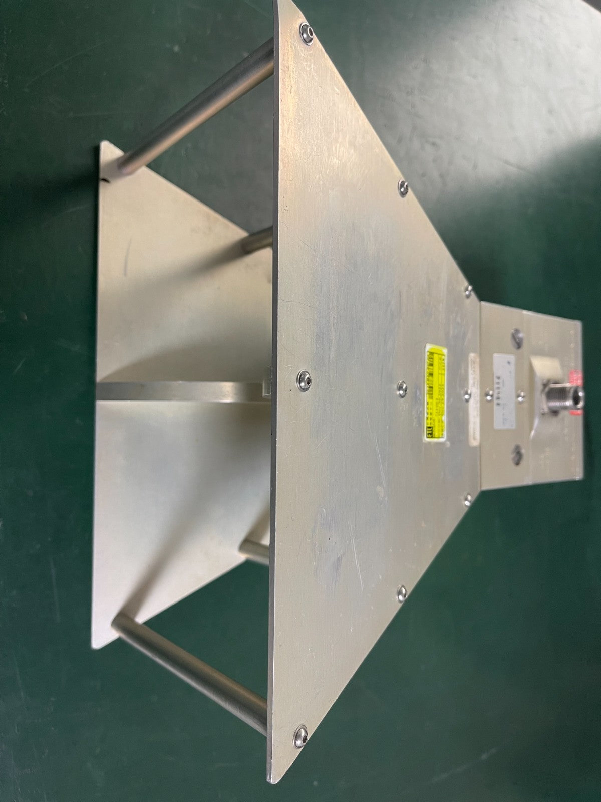 Com-Power Wide Band Active Horn Antenna AHA-118 700 MHz to 18 GHz - XG eqpt