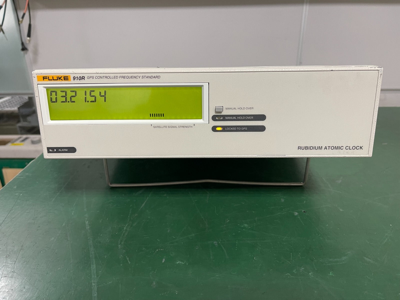 Fluke 910R GPS Controlled Frequency Standard _ 736 - XG eqpt