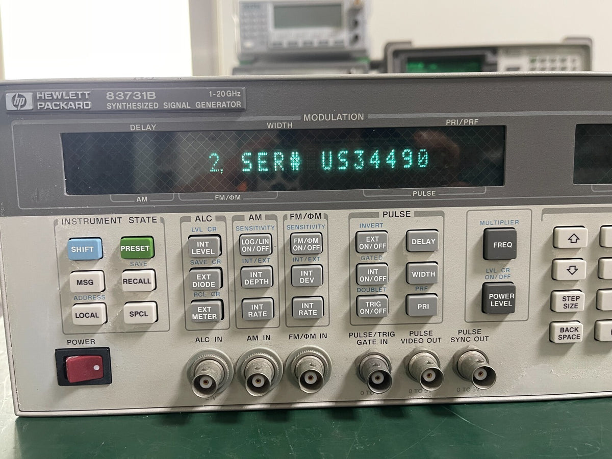 HP Agilent 83731B 1GHz-20GHz Synthesized Signal Generator w/Opt. 1E1 ,1E2 _ 0425 - XG eqpt