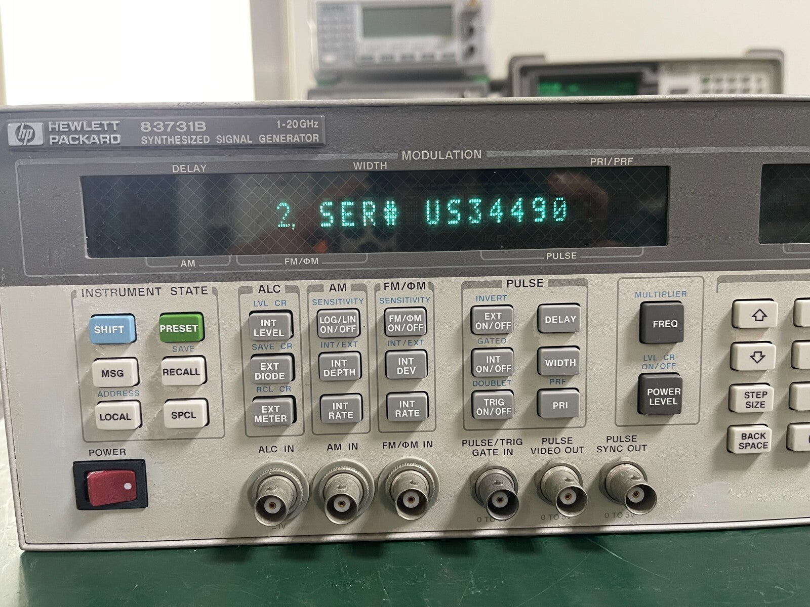 HP Agilent 83731B 1GHz-20GHz Synthesized Signal Generator w/Opt. 1E1 ,1E2 _ 0425 - XG eqpt