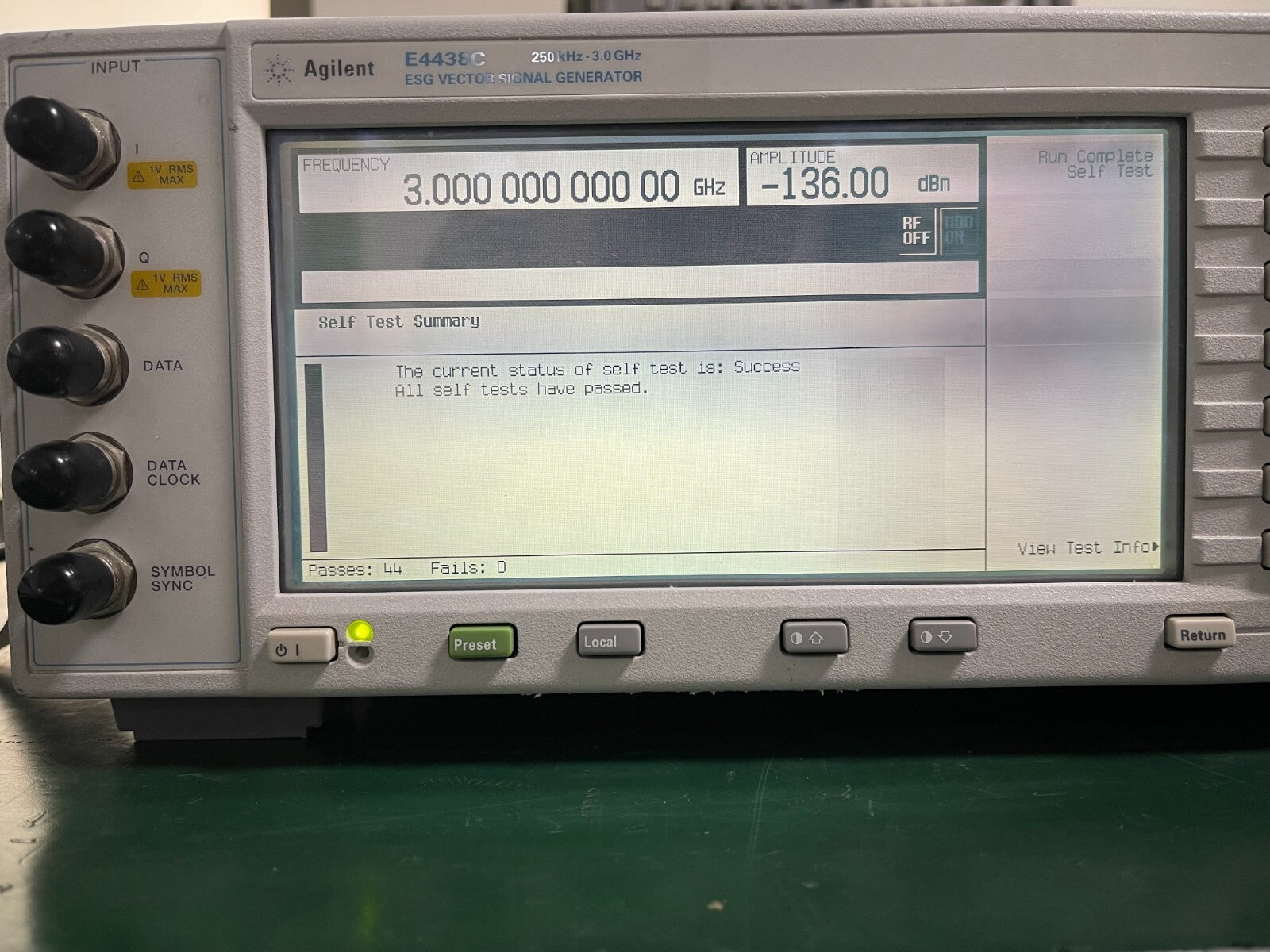 Agilent E4438C ESG Vector SG 250kHz-3GHz w/002, 400, 403, 417, 503, UN7 _0352