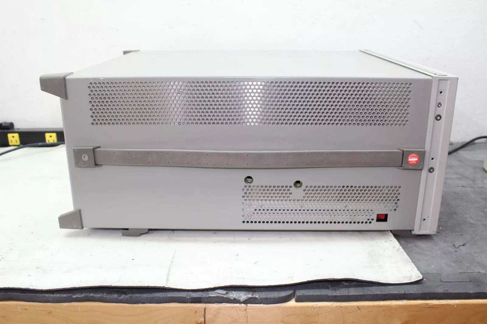 HP 70340A Signal Generator and HP 7000A Display 1-20 GHz with Cert Option 1