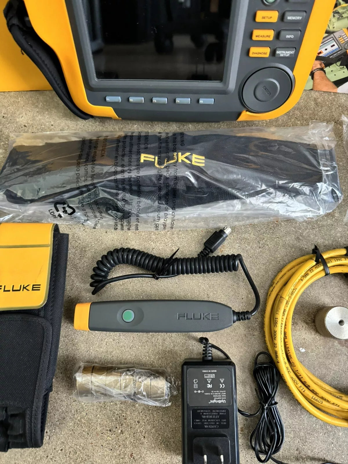 Fluke 810 Vibration Tester with Tachometer, Triaxial Accelerometer & Case
