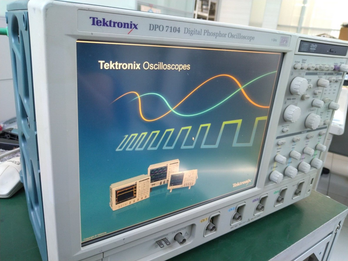 Tektronix DPO7104 Digital Phosphor Oscilloscope 1GHz , 4Ch , 20Gs/s_B067262