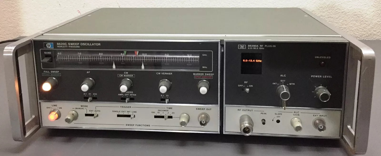 HP 8620C Sweep Oscillator Generator with HP 86290A RF Plug-In
