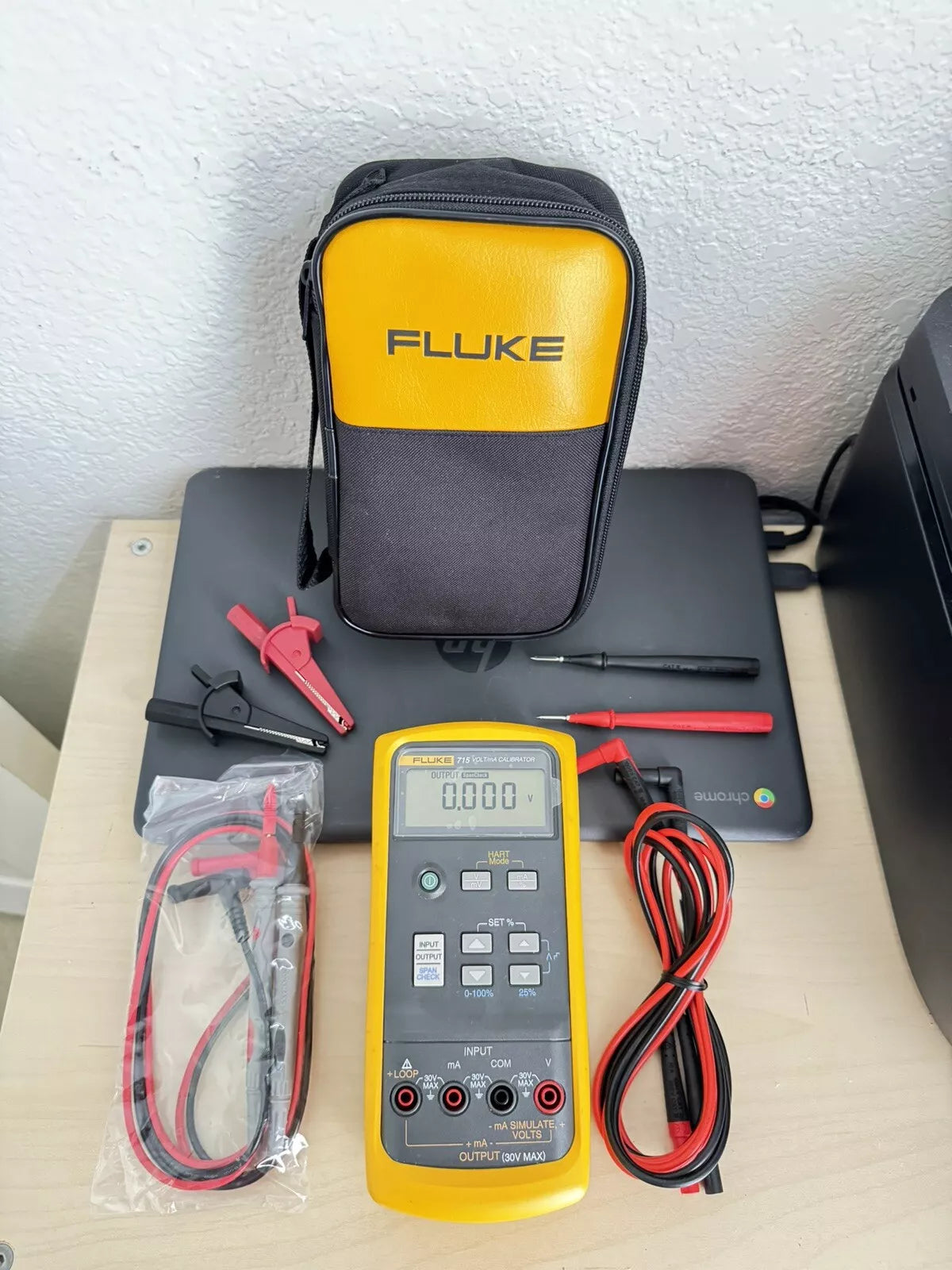 FLUKE 715 Volt/mA Calibrator with Accessories - Tested