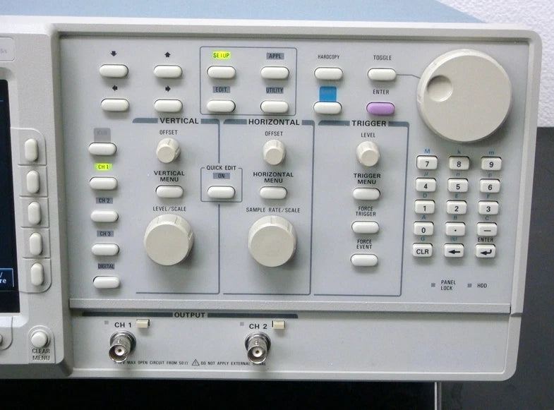 Tektronix AWG420 200MHz 16bit 2ch Arbitrary Waveform Generator