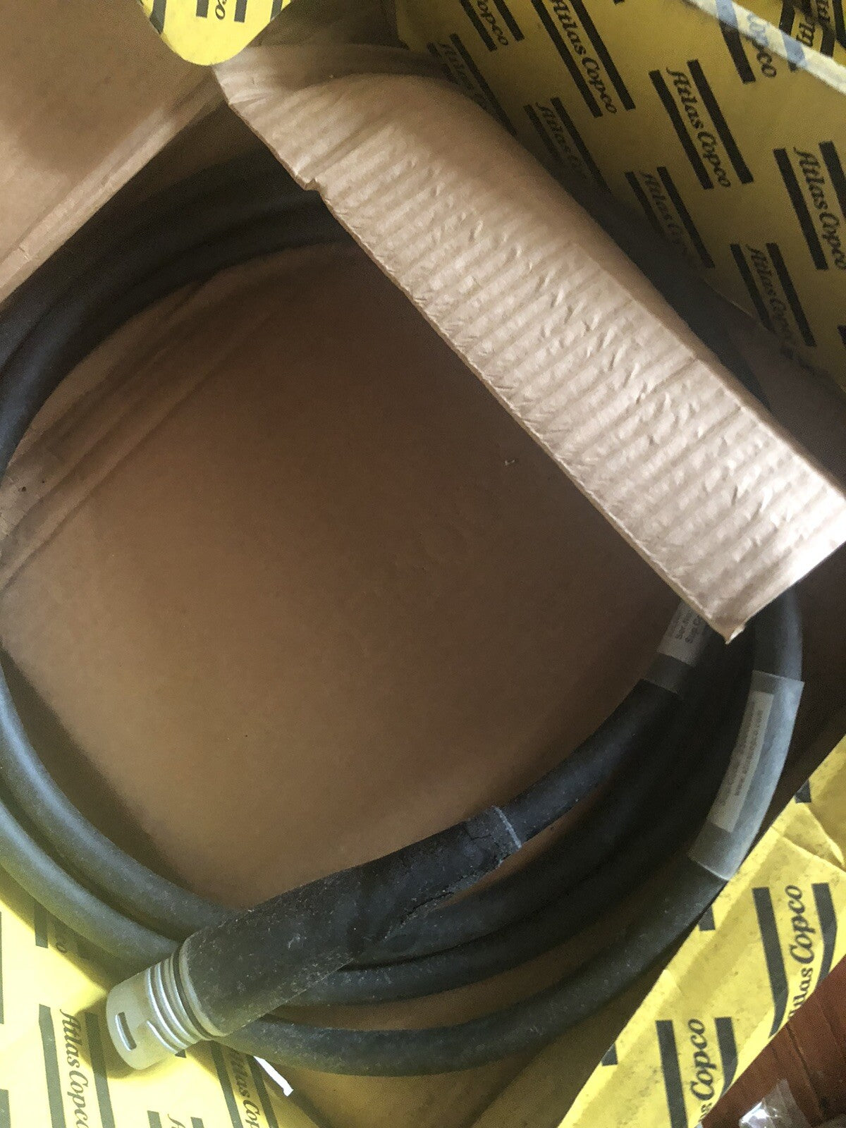 ATLAS COPCO，QST，4220<wbr/>379903。Plug rubber has aging