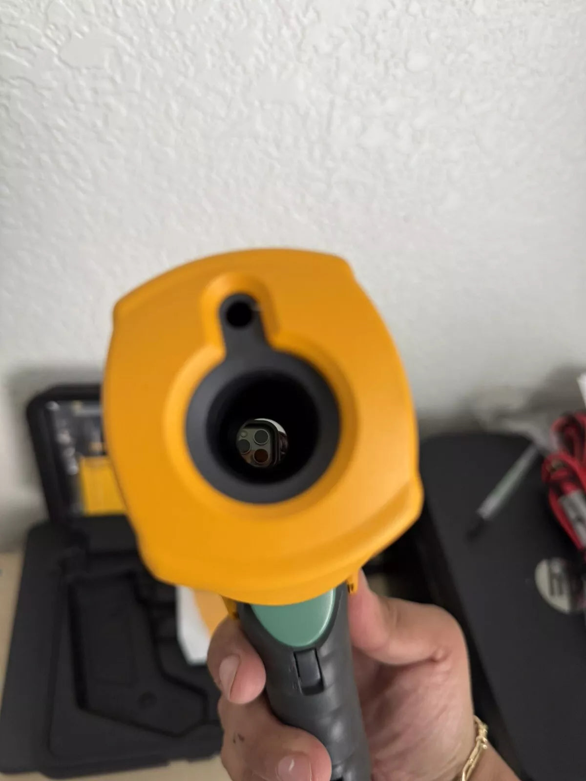 Fluke 568 IR Thermometer with Case and Manual