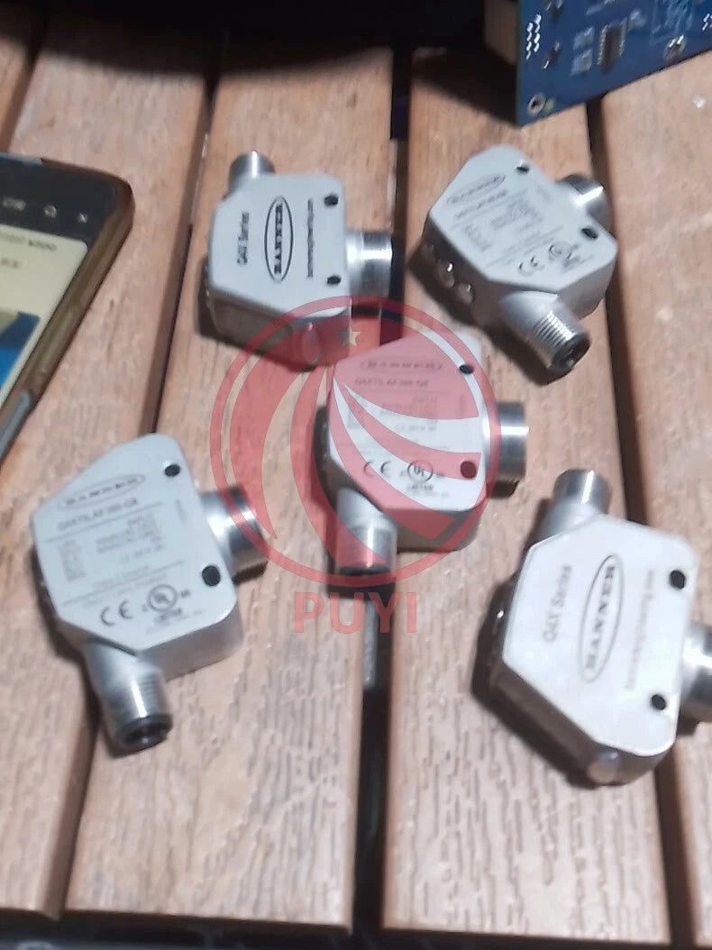 ONE Used BANNER Q4XTILAF300-Q8 Sensor