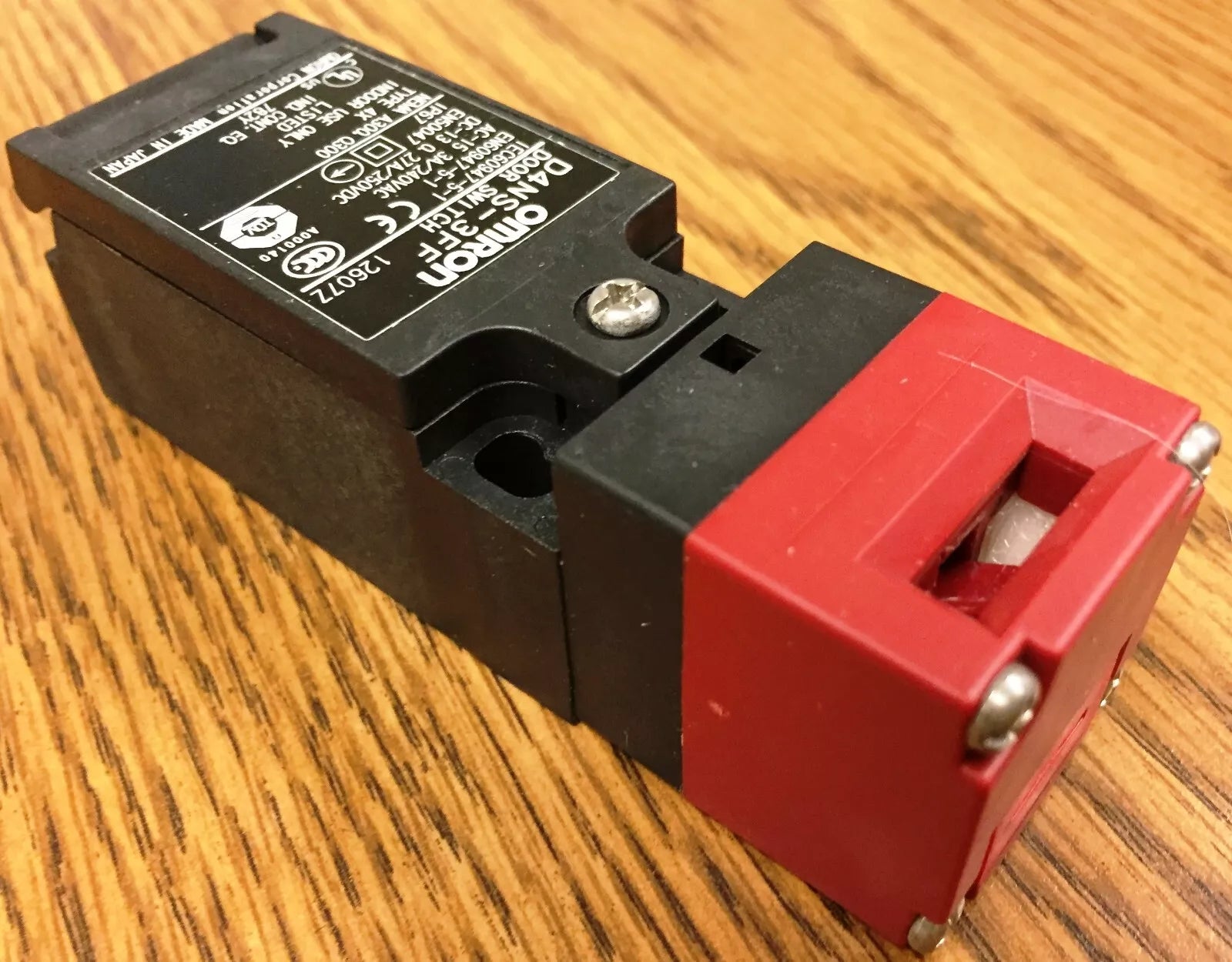 Omron D4NS-3FF Safety Interlock Switch
