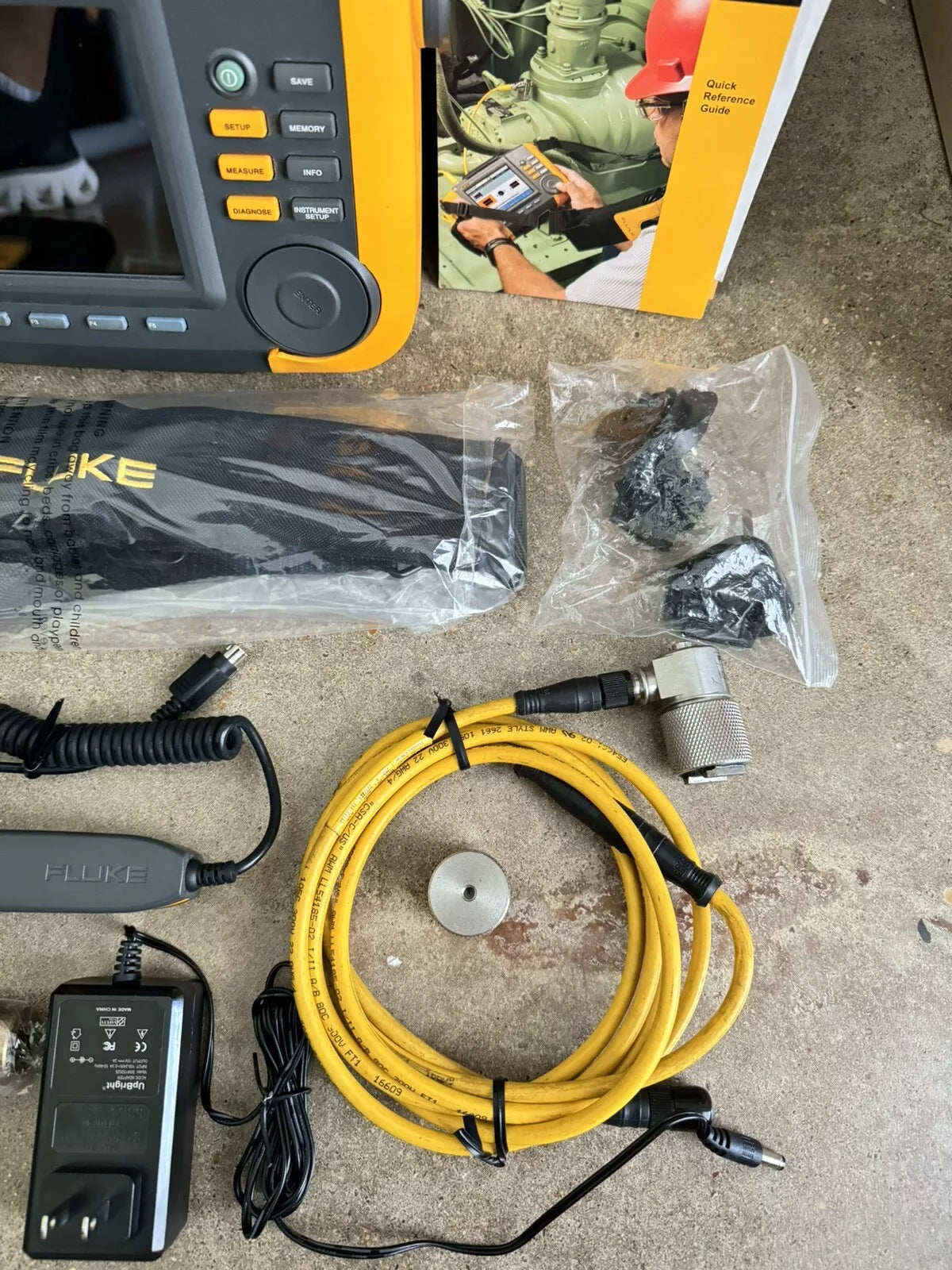 Fluke 810 Vibration Tester with Tachometer, Triaxial Accelerometer & Case