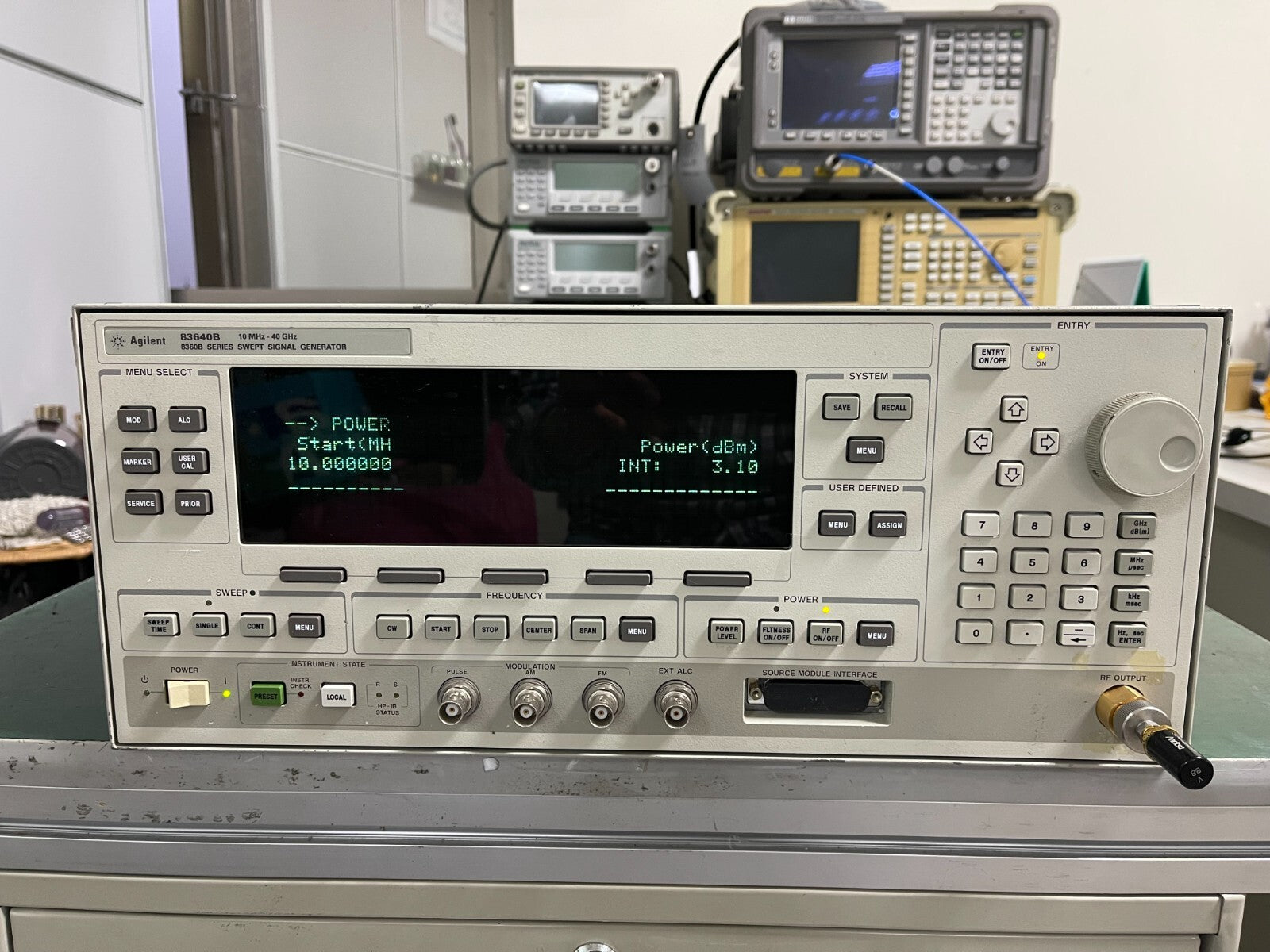 HP Agilent 83640B 10MHz-40GHz Synthesized Sweep Signal Generator _ 0869 - XG eqpt