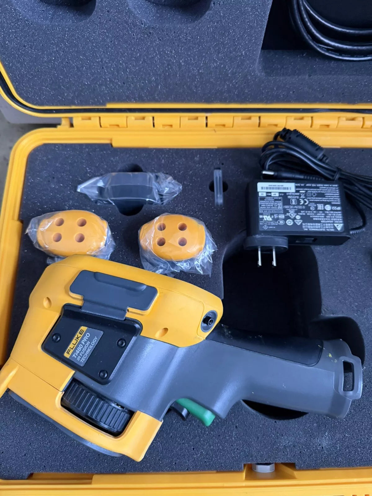 FLUKE TI480PRO IR Camera 60Hz, 640 x 480, 2 Batteries with Charger & Case