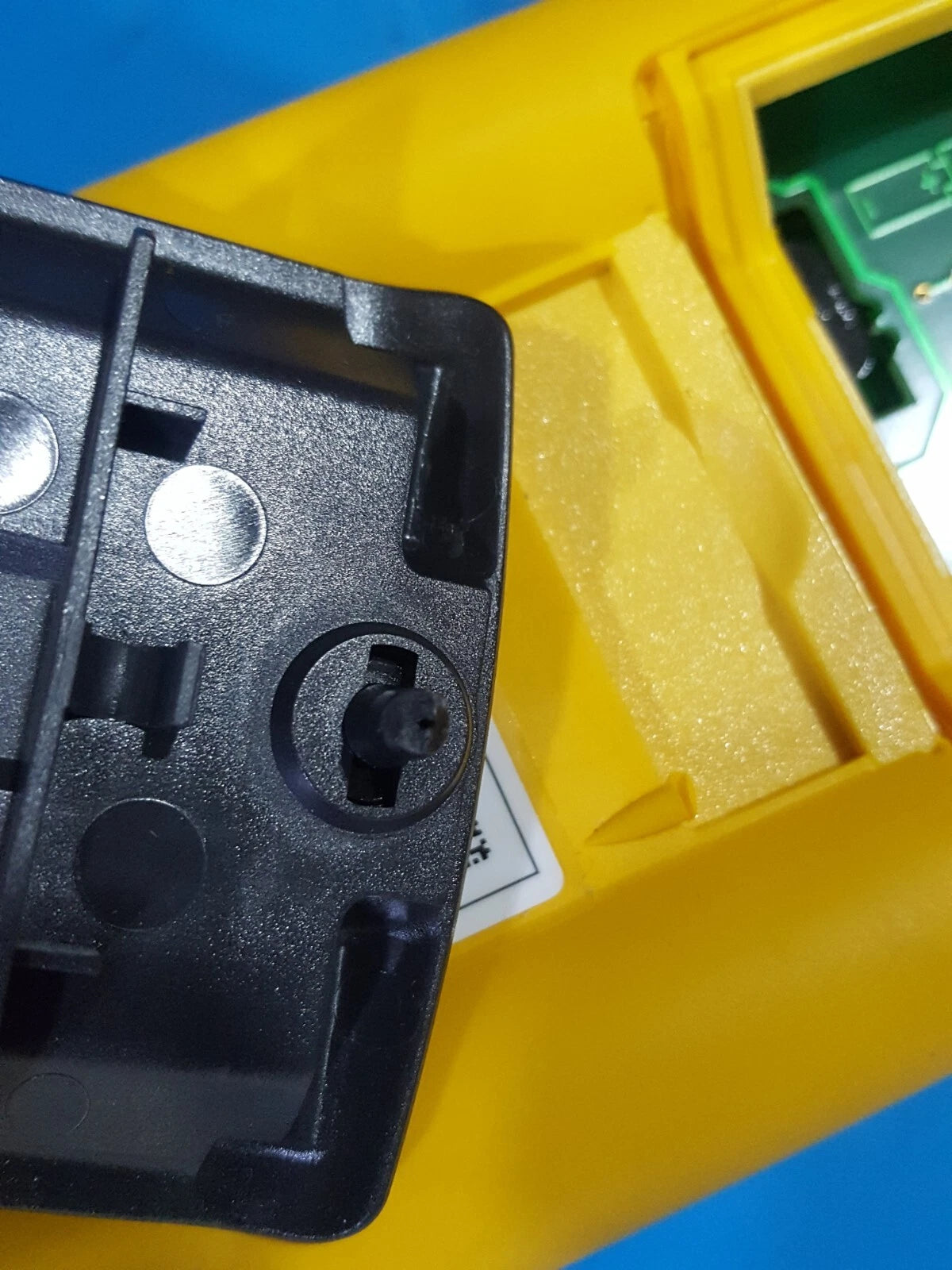 Chauvin-Arnoux C.A 6533 Megohmmeter with Damaged Battery Cover