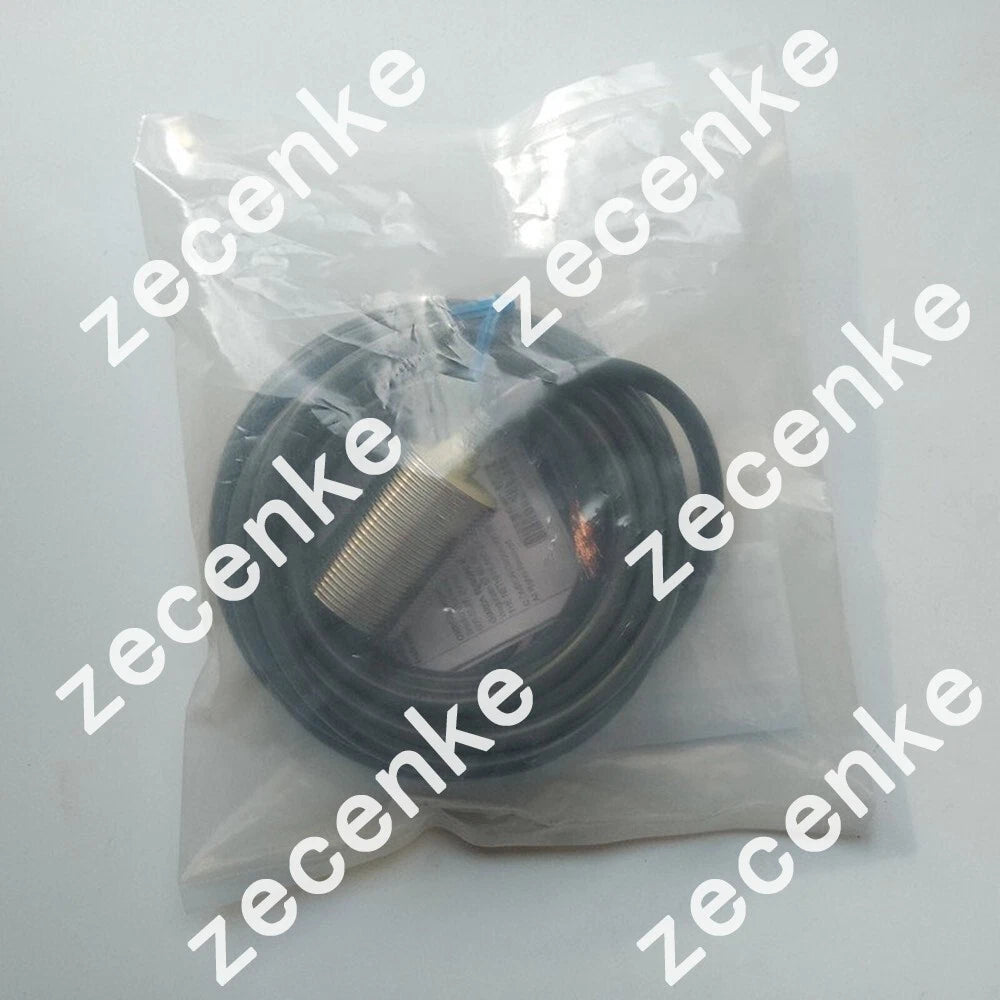 1PC New Omron E2EZ-X8D1-N Proximity Switch E2EZX8D1N In Box