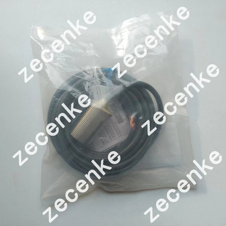 1PC New Omron E2EZ-X8D1-N Proximity Switch E2EZX8D1N In Box