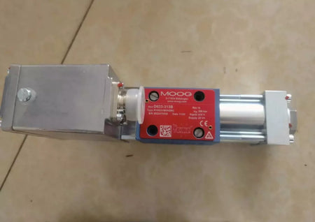 Moog D633-313B Control Valve: Hydraulic Valve for Industrial Applications