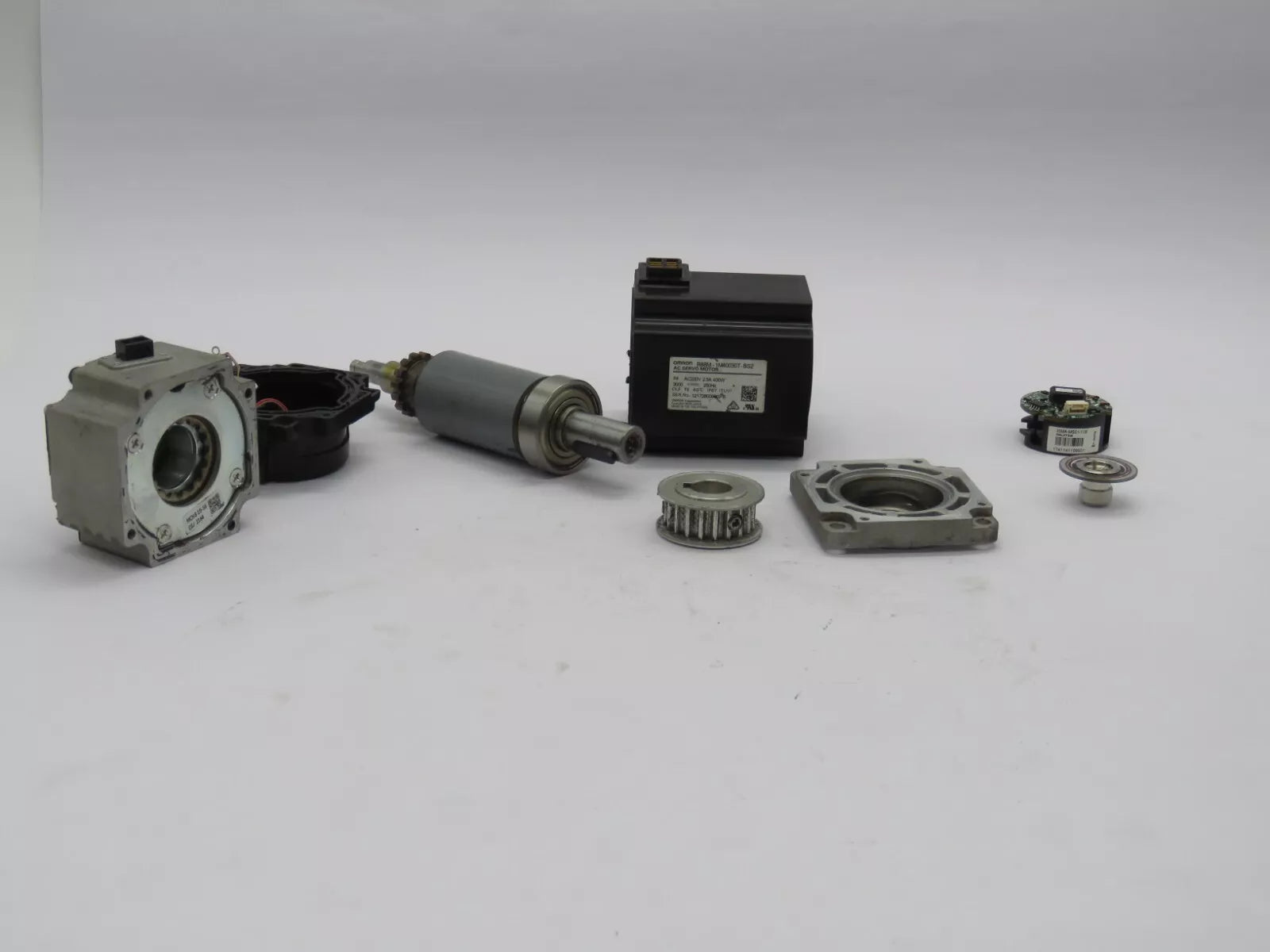Omron R88M-1M40030T-BS2 Servo Motor Absolute Encoder 200 VAC