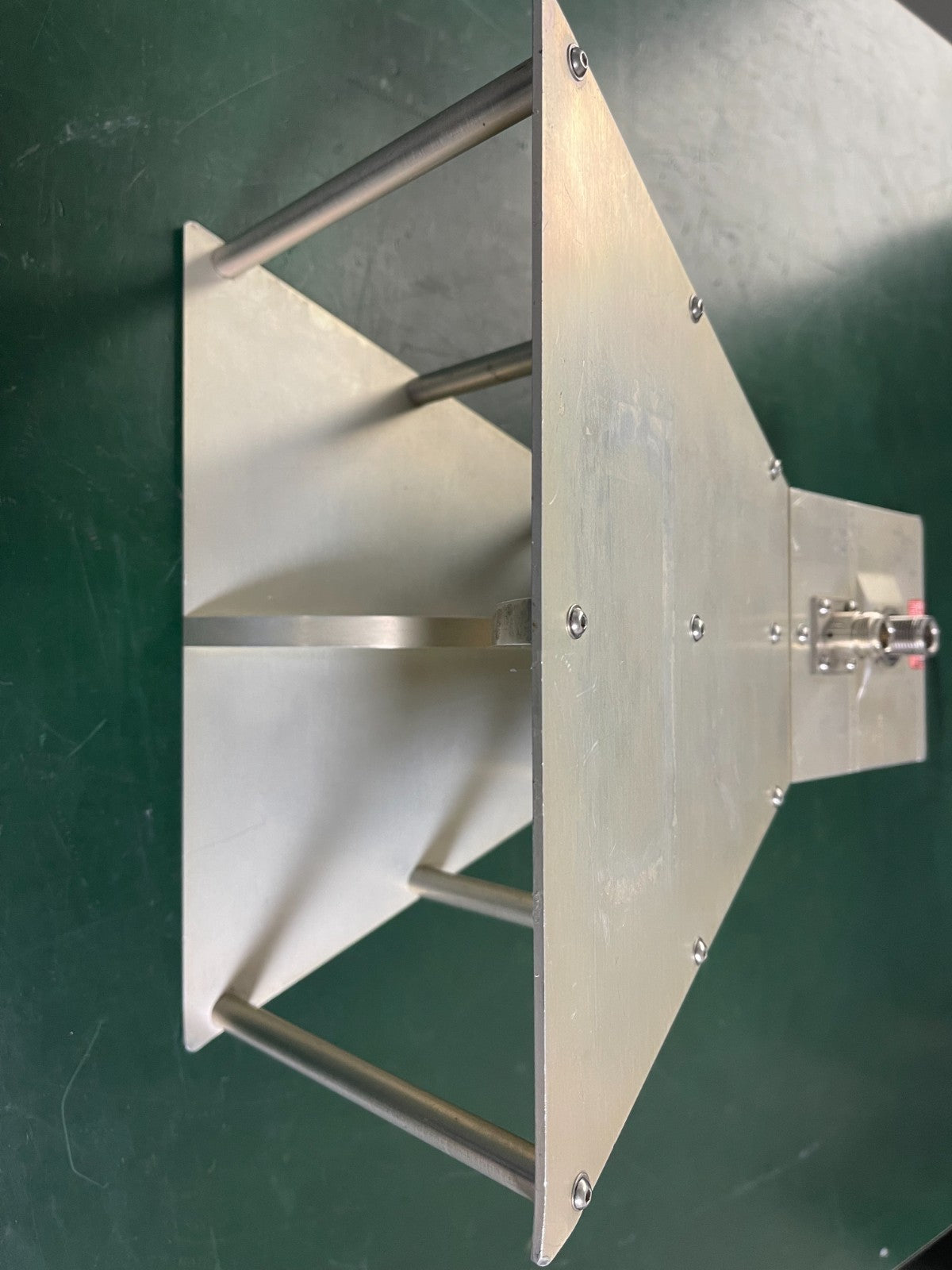 Com-Power Wide Band Active Horn Antenna AHA-118 700 MHz to 18 GHz - XG eqpt