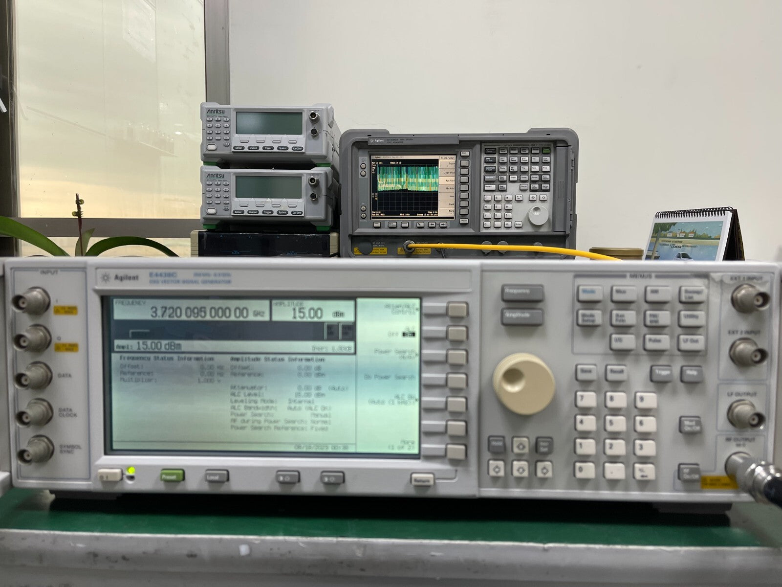 Agilent E4438C ESG Vector Signal Generator 250kHz-6GHz _0690