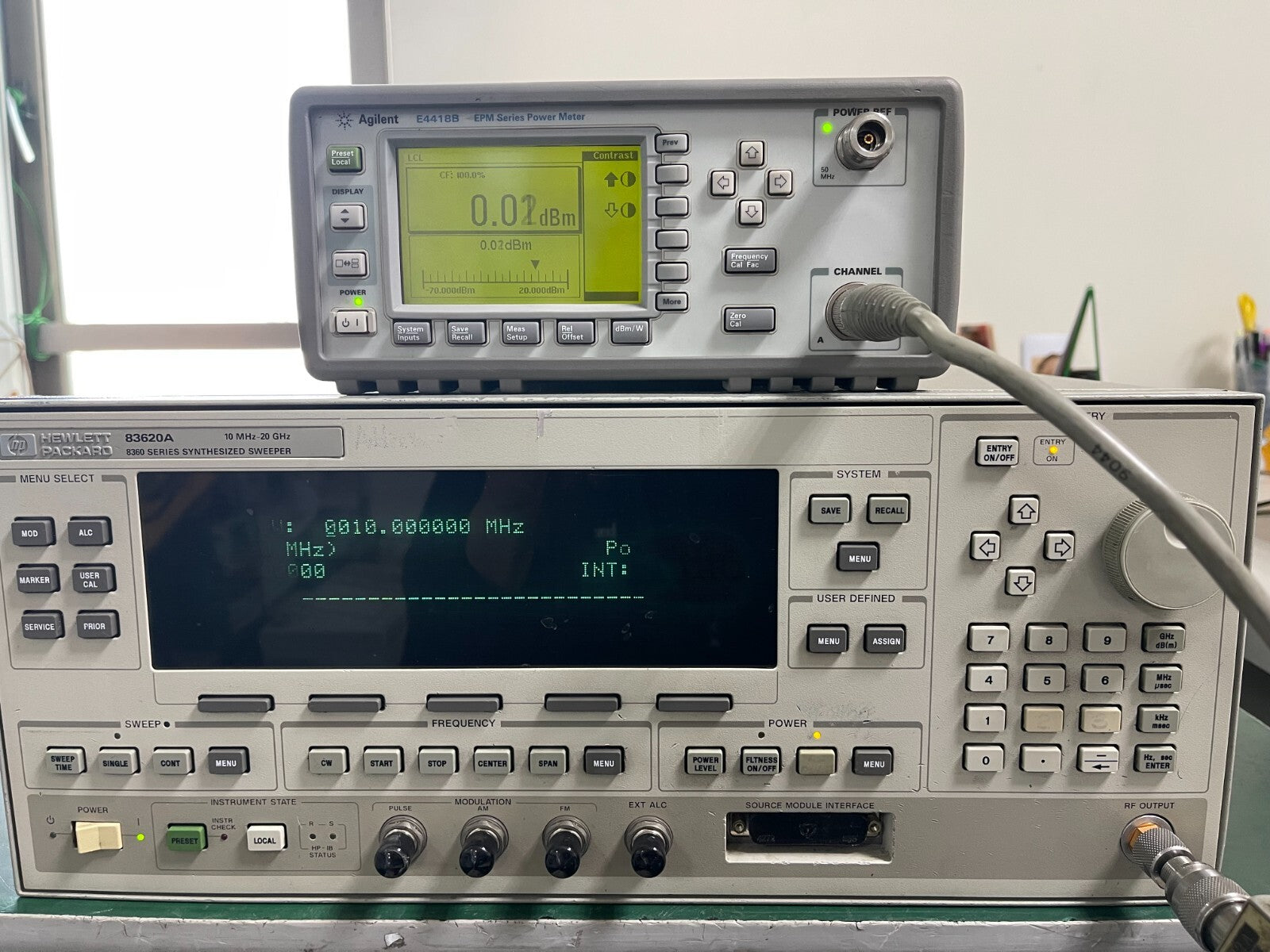 HP Agilent 83620A 10MHz-20GHz Synthesized Sweep Signal Generator w/001,008_1801