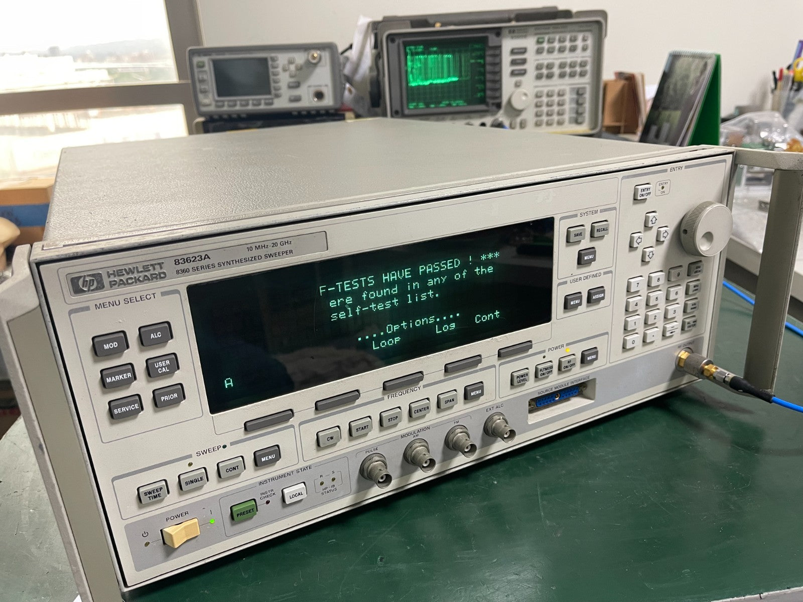 HP Agilent 83620A 10MHz-20GHz Synthesized Sweep Signal Generator w/001,008_0498