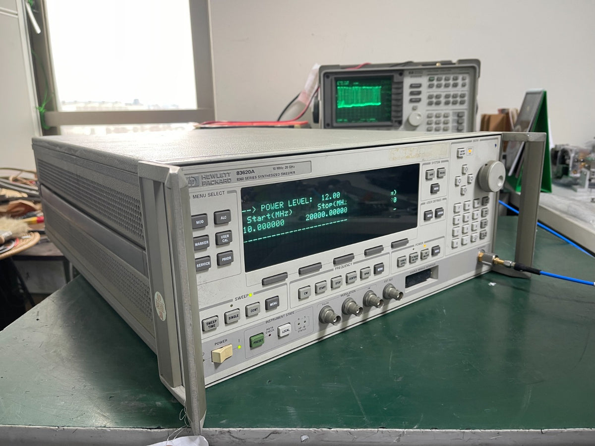 HP Agilent 83620A 10MHz-20GHz Synthesized Sweep Signal Generator ,001002008-1498 - XG eqpt