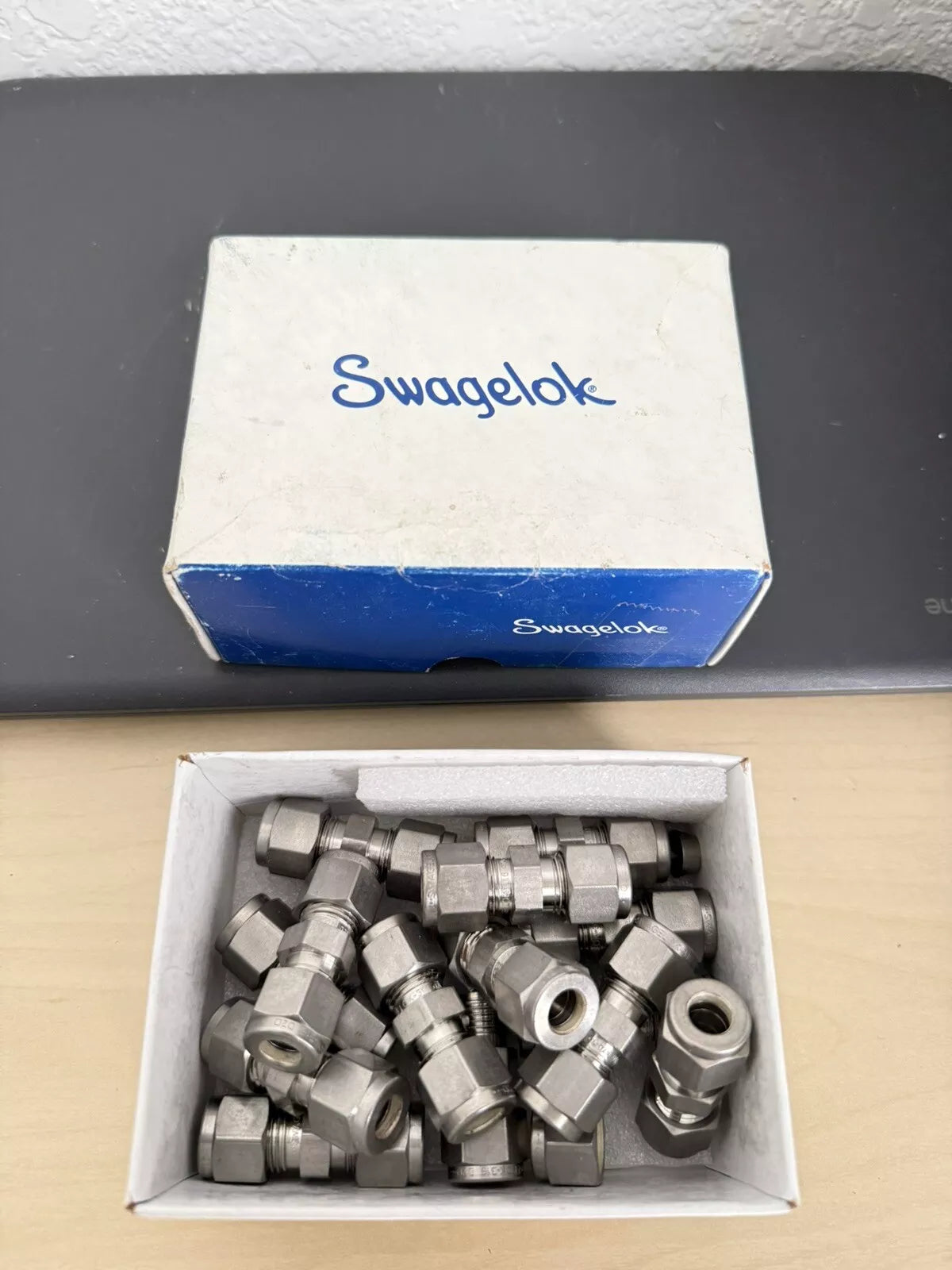Swagelok Stainless Steel Connector 5/16 OD Tube x 3/8 MNPT SS-500-1-6