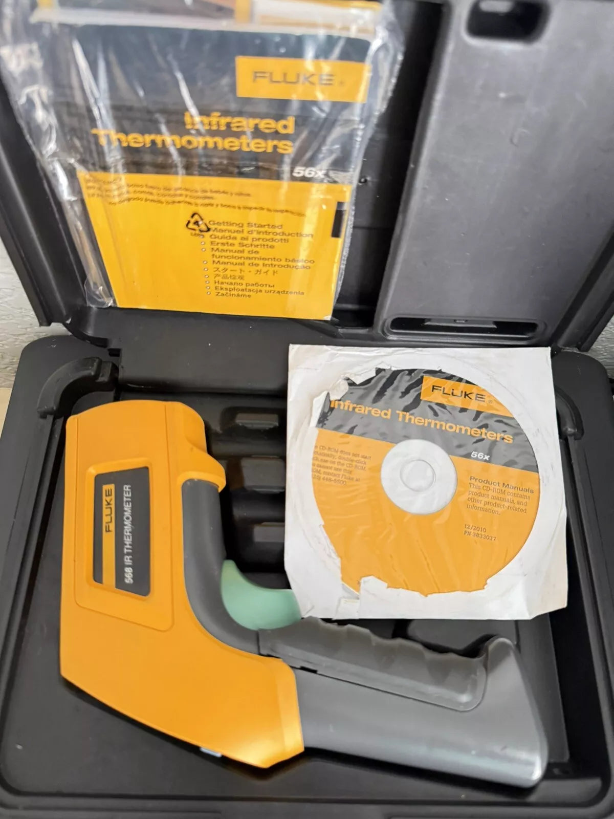 Fluke 568 IR Thermometer with Case and Manual