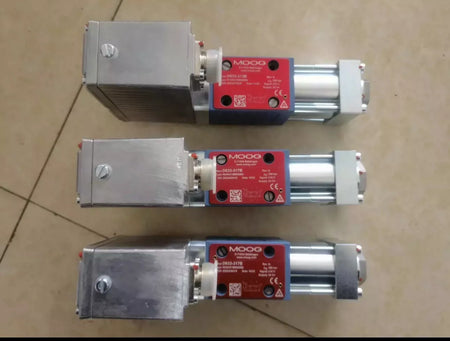 Moog D633-313B Control Valve: Hydraulic Valve for Industrial Applications