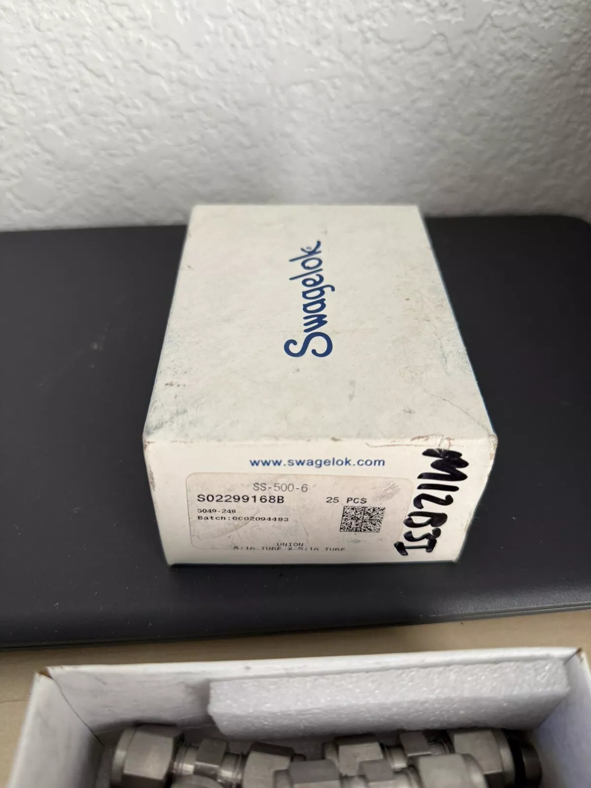 Swagelok Stainless Steel Connector 5/16 OD Tube x 3/8 MNPT SS-500-1-6
