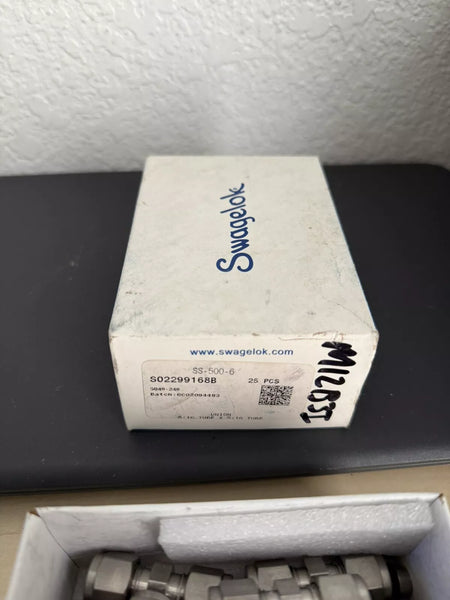 Swagelok Stainless Steel Connector 5/16 OD Tube x 3/8 MNPT SS-500-1-6