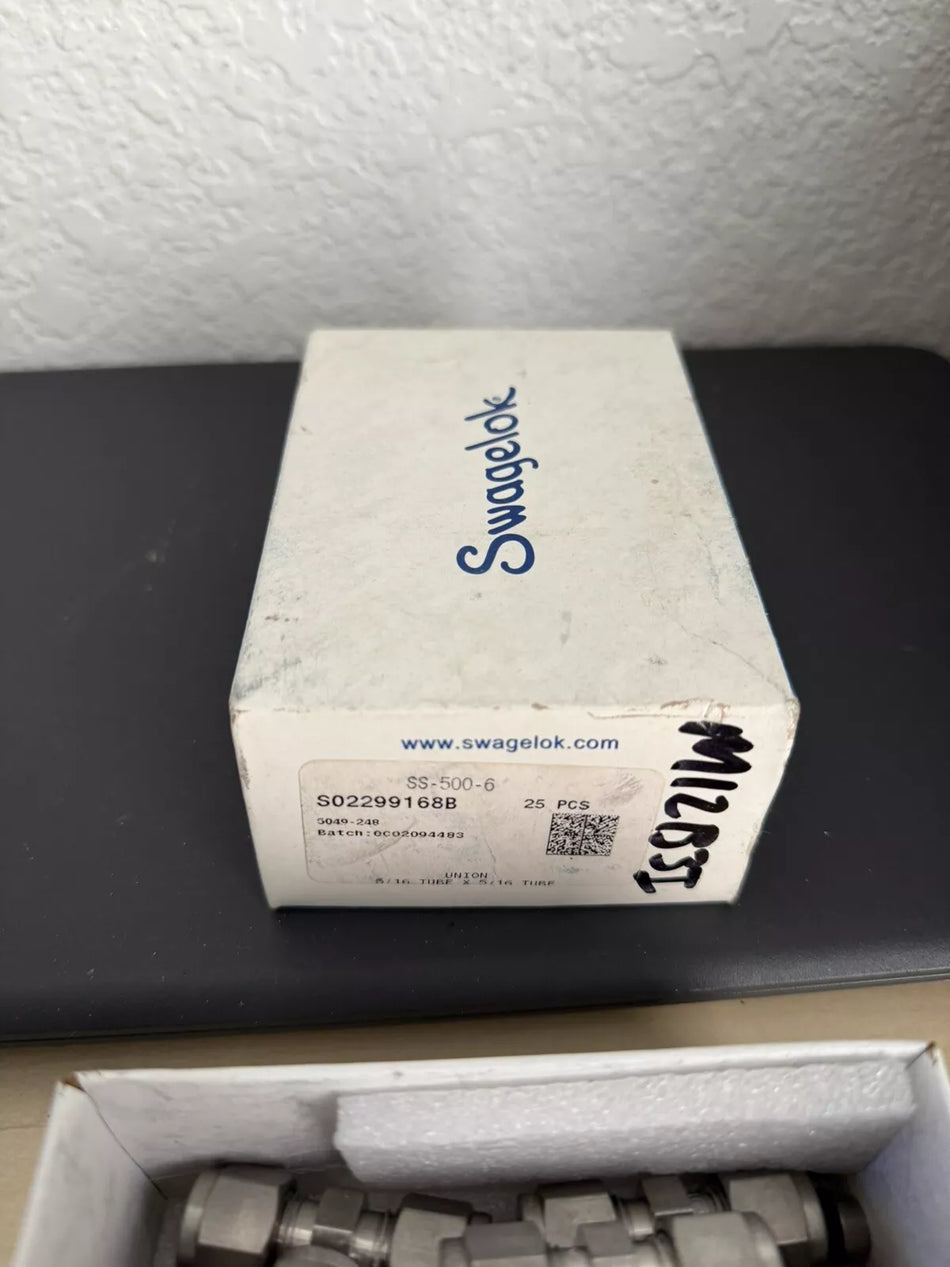 Swagelok Stainless Steel Connector 5/16 OD Tube x 3/8 MNPT SS-500-1-6