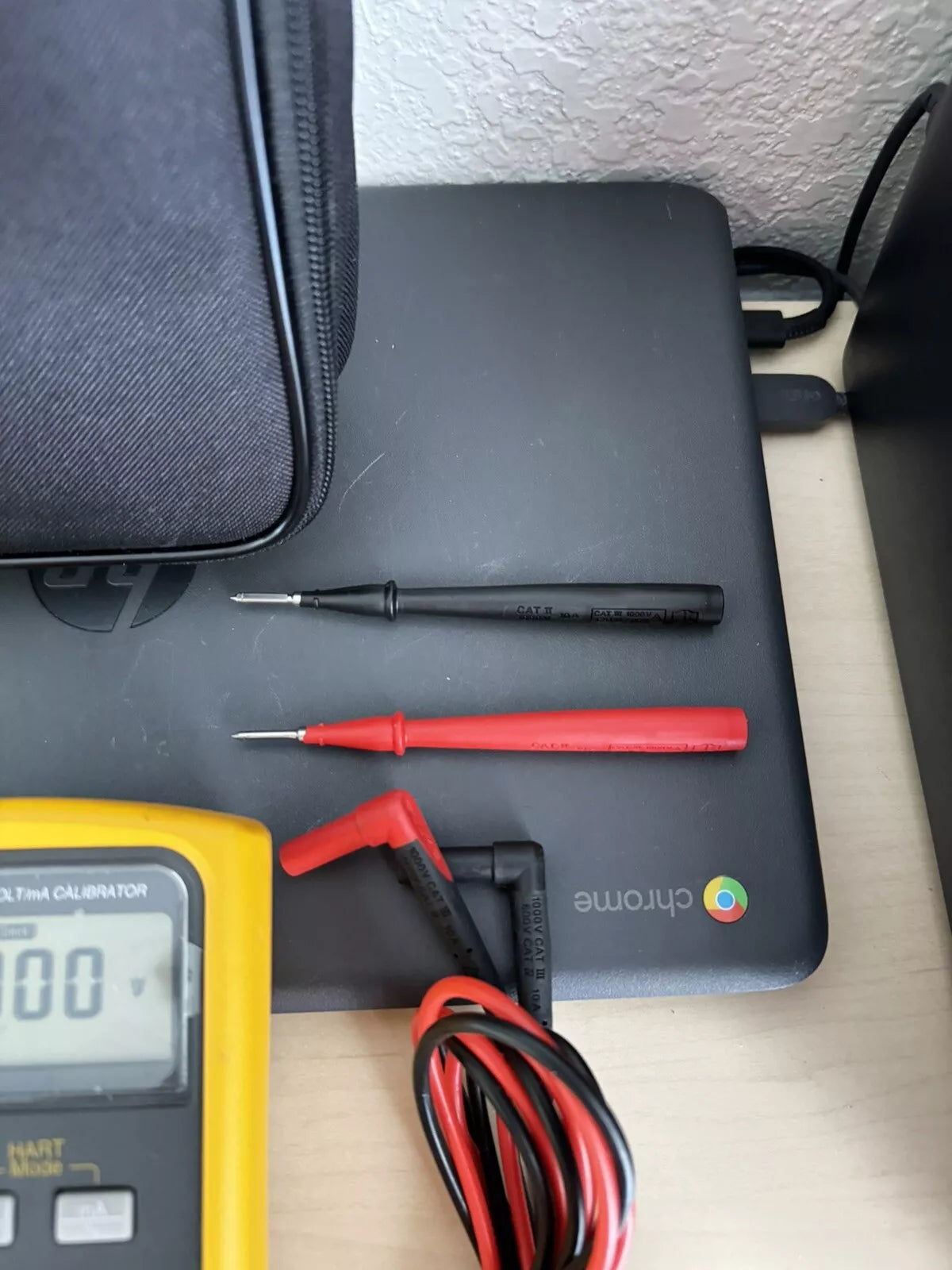 FLUKE 715 Volt/mA Calibrator with Accessories - Tested