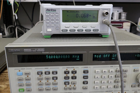 Agilent 8664A /001/004 3GHz SYNTHESIZED SIGNAL GENERATOR
