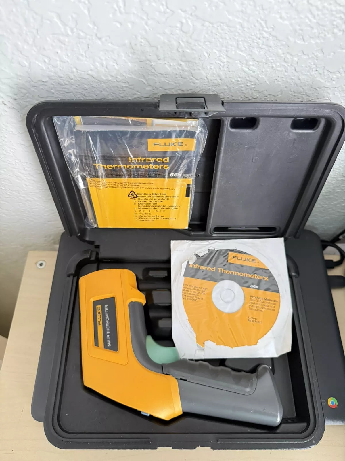 Fluke 568 IR Thermometer with Case and Manual