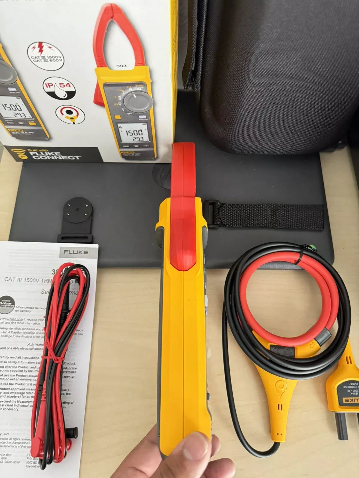 FLUKE 393 FC CAT III 1500 V True-rms Clamp Meter - NEW SEALED