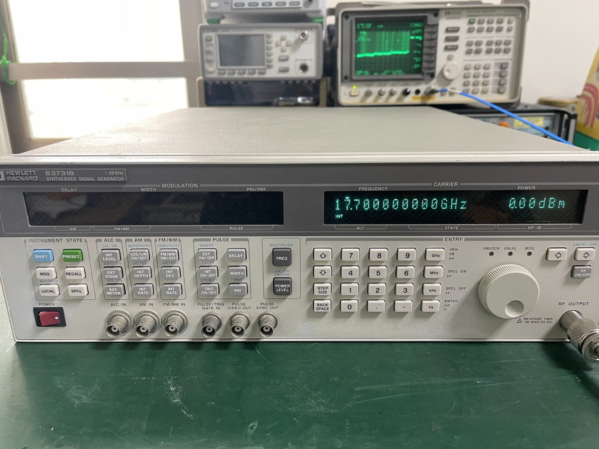 HP Agilent 83731B 1GHz-20GHz Synthesized Signal Generator w/Opt. 1E1 ,1E2 _ 0425