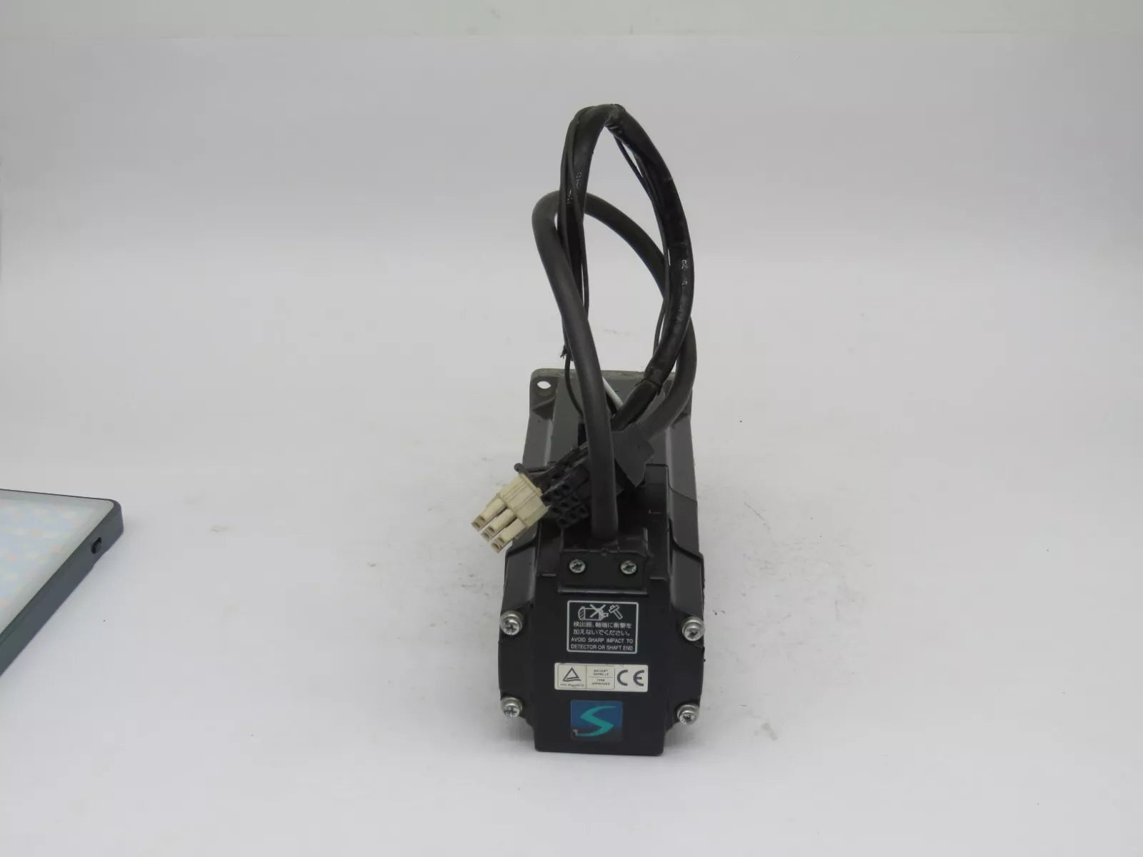 MITSUBISHI HC-KFS43B AC Servo Motor 2.3A 3-Phase 129VAC 3000 RPM