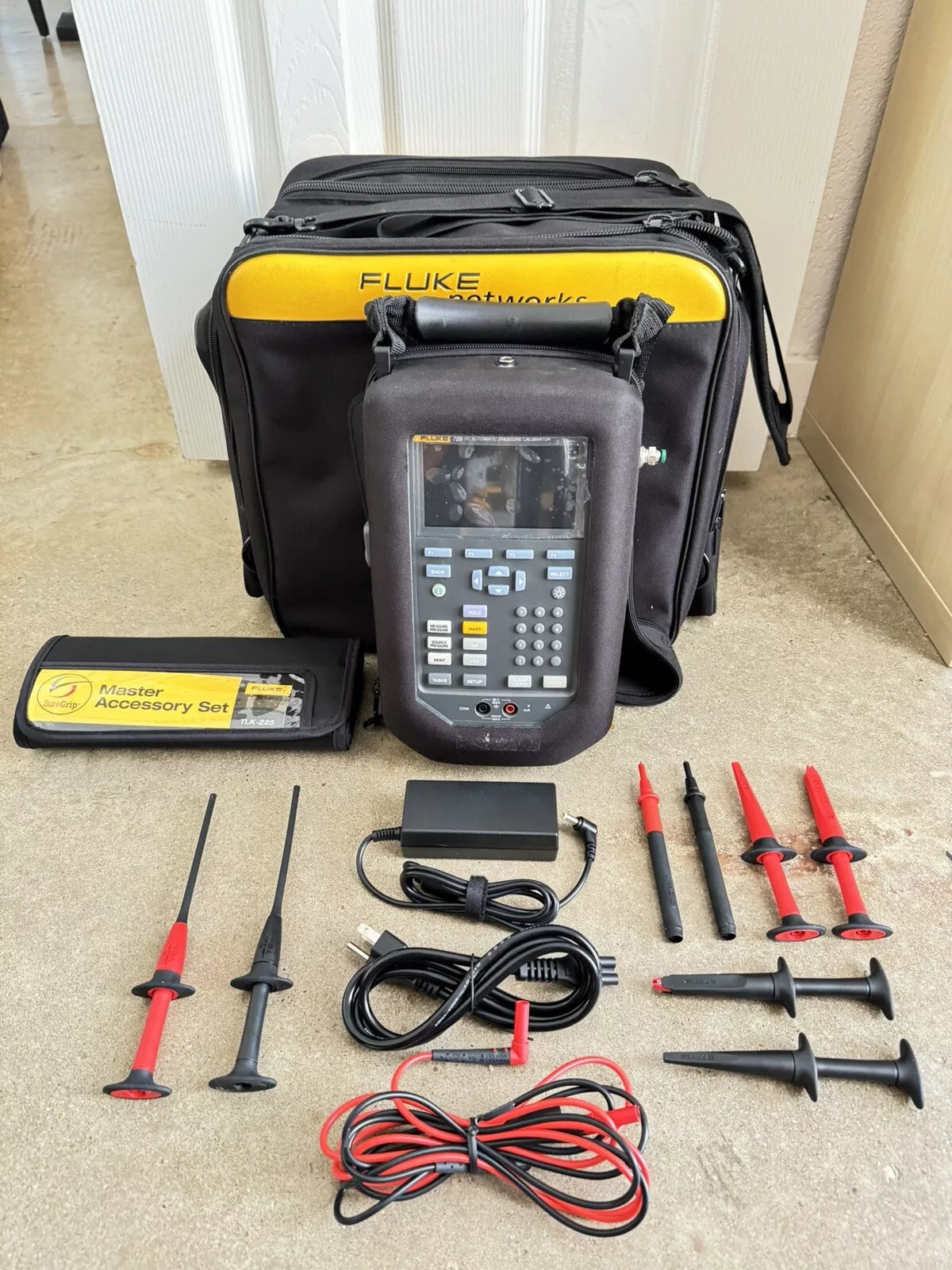 FLUKE 729 FC 300 PSI Automatic Pressure Calibrator with Accessories
