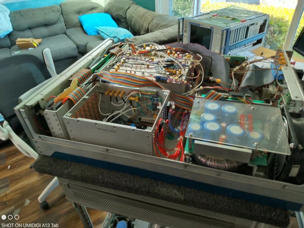 COMSTRON CORPORATION Frequency Synthesizer FS2000B