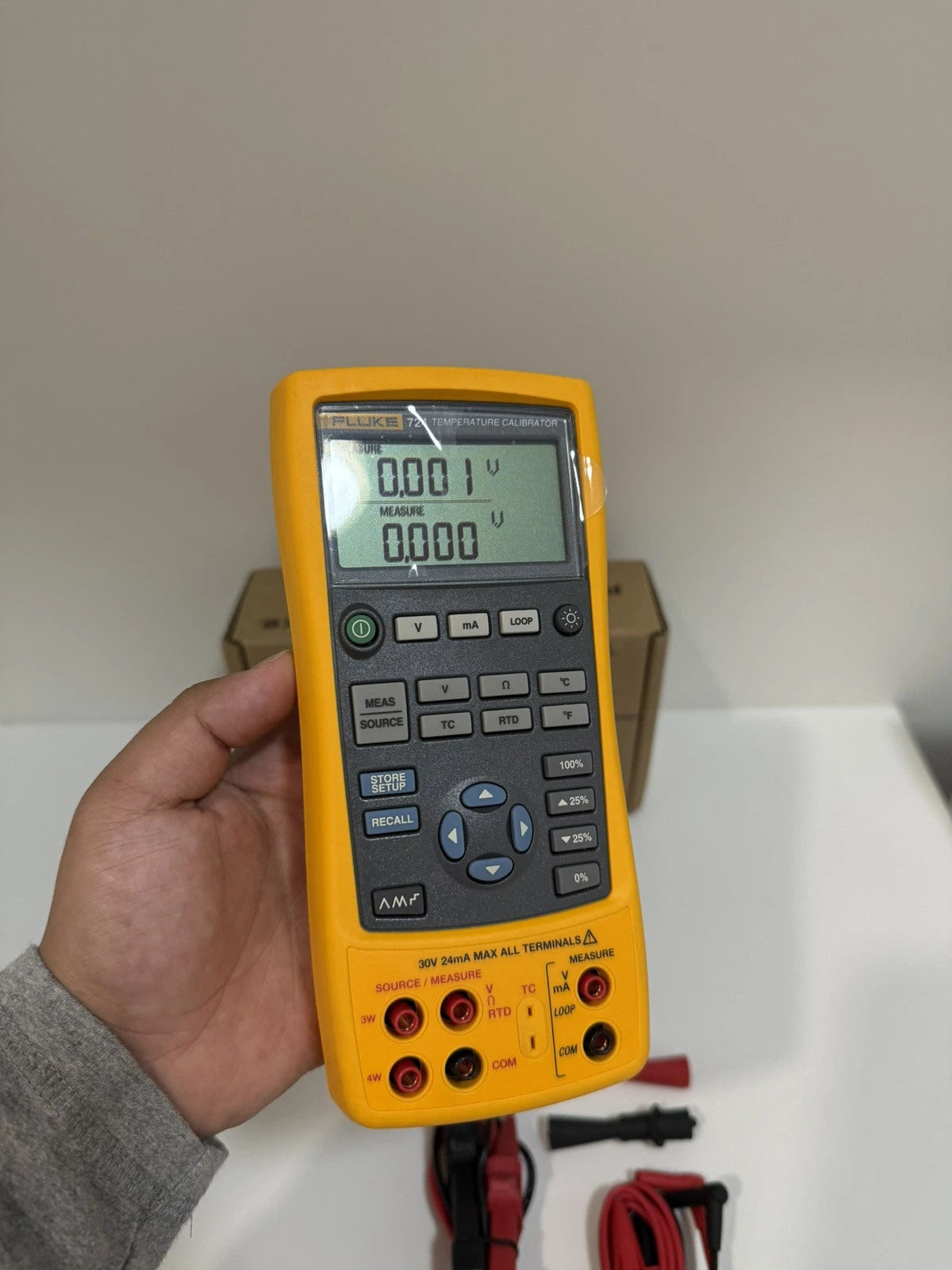 FLUKE 724 Temperature Calibrator Meter - Accurate and Reliable Calibration Tool